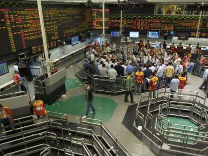 Operadores negocian las acciones de los contratos futuros en la Bolsa de  Brasil. 
