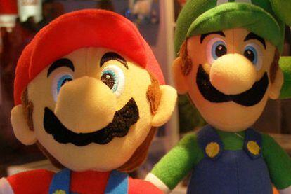 Muñecos de peluche de la gran estrella de Nintendo, Súper Mario, y de su hermano, Luigi.