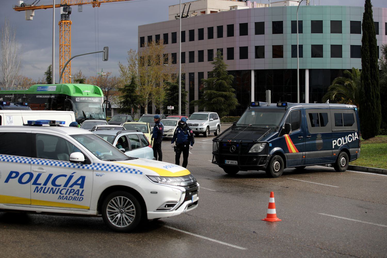 Control policial en Usera, por el coronavirus, en Madrid. Samuel Sanchez