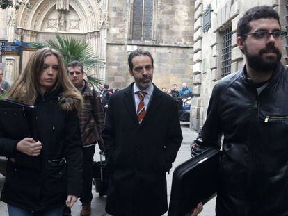 Antoni Molons arriba al Palau de la Generalitat. En vídeo, Molons es conducido al palacio de la Generalitat para el registro de su despacho el 15 de marzo.