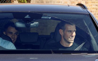 Bale (derecha) y Reguilón llegan este viernes al centro de entrenamiento del Tottenham.