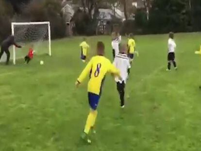 Imagen del partido, en el momento en el que el padre empuja a su hijo.