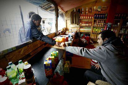 La tienda de Sami es uno los comercios que los refugiados afganos han instalado a lo largo del campo. Se puede comer bien y barato.