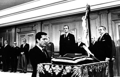 Adolfo Suárez jura arrodillado su cargo de presidente del Gobierno ante el Rey en el Palacio de la Zarzuela. A la derecha se ve a Torcuato Fernández Miranda. Tuvo lugar el 5 de julio de 1976.