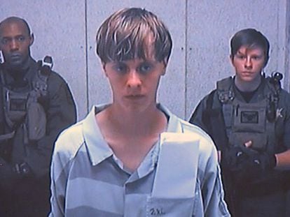 Dylann Roof se enfrenta a nueve cargos por asesinato y uno por posesión de armas