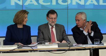 Cospedal, Rajoy y Arenas en la reunión de la ejecutiva del 23 de marzo.