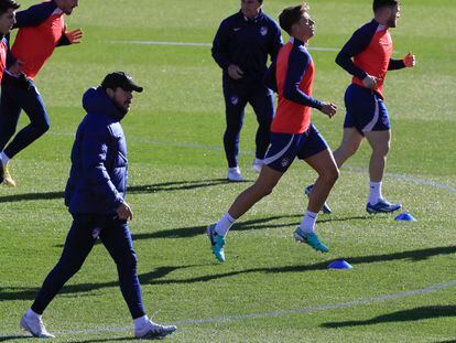 Simeone, durante el entrenamiento del Atlético el sábado.