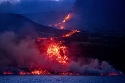Llegada de lava del volcán de La Palma al mar en la costa del municipio de Tazacorte, este miércoles. Las nubes tóxicas que genera la colada al contacto con el agua suponen la gran preocupación de las autoridades, que han fijado un perímetro de exclusión.