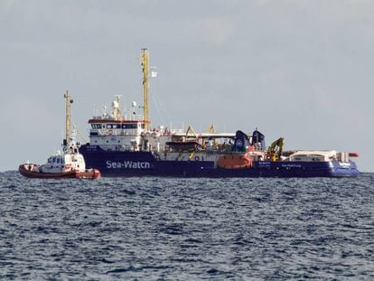 El buque de rescate Sea-Watch 3, a una milla del puerto de Siracusa, en Italia. 