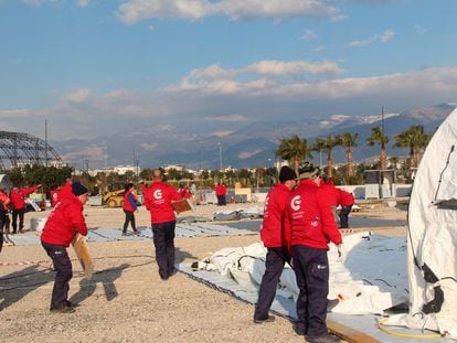 ISKENDERUN (TURQUÍA), 12/02/2023.- El equipo START español levanta un hospital de campaña en Iskenderun, Turquía, para atender a las víctimas del terremoto. EFE/ Ilya U. Topper
