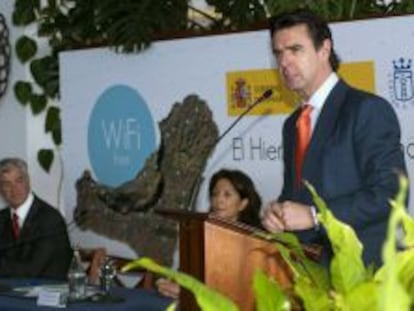 El ministro de Industria, Energ&iacute;a y Turismo, Jos&eacute; Manuel Soria, durante su intervenci&oacute;n hoy en la inauguraci&oacute;n de la red wifi de acceso gratuito en el El Hierro.