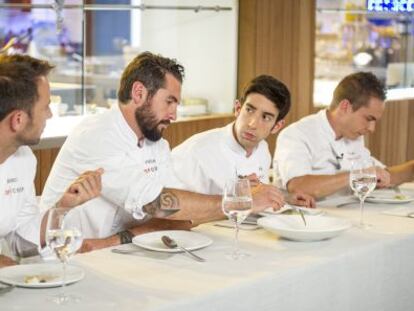 De izquierda a derecha: Marc, Pe&ntilde;a, David y V&iacute;ctor, cuatro de los cinco finalistas de &#039;Top Chef&#039;.