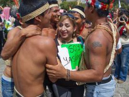 Indígenas huaorani fueron registrados este sábado, junto a miembros del colectivo Yasunidos, en una marcha hasta el Consejo Nacional Electoral (CNE), para presentar las firmas recolectadas en Quito (Ecuador) que buscan una consulta popular sobre la explotación petrolera en la Amazonia ecuatoriana.