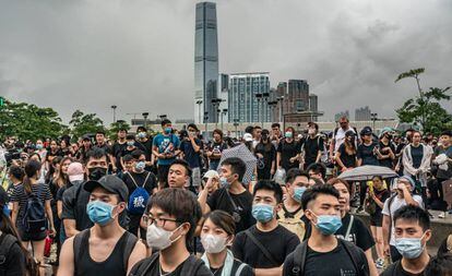 Los manifestantes concentrados este lunes para exigir la dimisión de la jefa del gobierno autónomo en Hong Kong.