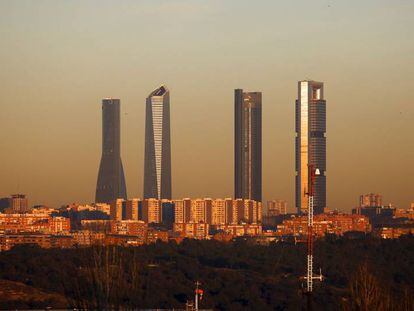 Las Cuatro Torres de Madrid. A la derecha, la Torre Cepsa