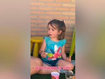 María, de cinco años, habla con su padre sobre el consentimiento. El video se ha hecho viral