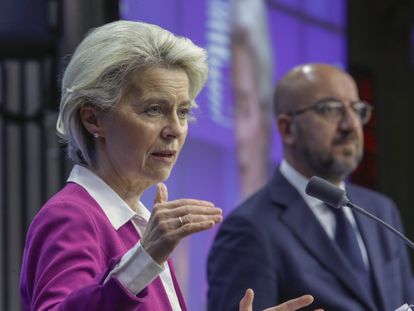 La presidenta de la Comisión Europea, Ursula von der Leyen, y el presidente del Consejo Europeo, Charles Michel, el martes.