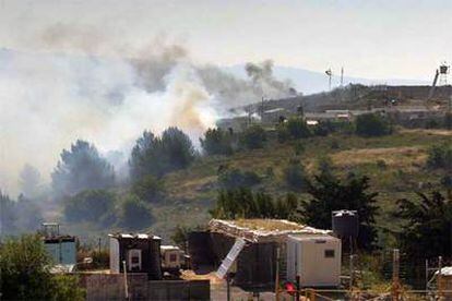 El humo se eleva sobre un enclave israelí próximo a la frontera con Líbano, atacado ayer por cohetes de Hezbolá.