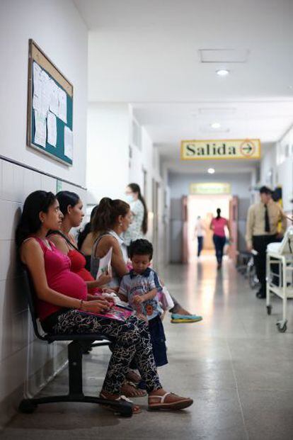 Mujeres embarazadas en el hospital policlínico Juan Atalaya en Cúcuta, Colombia.