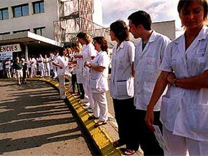 Médicos residentes del hospital de Bellvitge, concentrados en la puerta del centro, ayer, durante la jornada de huelga.