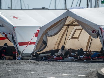 Inmigrantes llegados en las últimas pateras a Lanzarote en el Puerto de Naos de Arrecife en un campamento instalado por Cruz Roja a la espera de completar sus pruebas PCR y de que se les asigne un recurso de acogida.