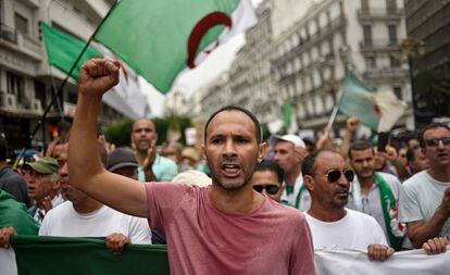 Manifestantes argelinos contra la élite política, este viernes en Argel.