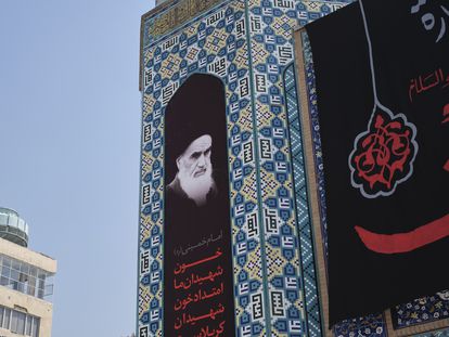 Retrato del ayatolá Ruhollah Jomeini en el santuario Saleh, en Irán.