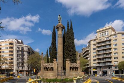 A la cruïlla del passeig de Sant Joan amb la Diagonal, al bell mig de tot, es troba el monument a mossèn Jacint Verdaguer.