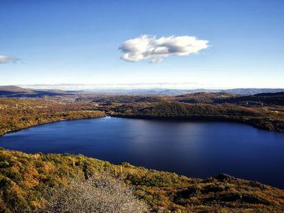 El lago de Sanabria es la mayor superficie de agua glacial de la Pen&iacute;nsula.