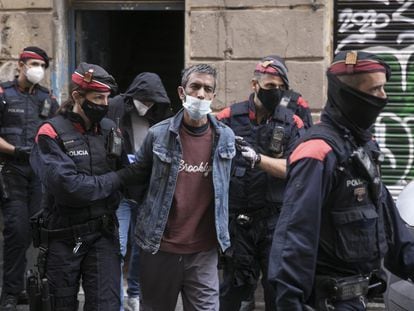 Uno de los detenidos durante  la microoperación conjunta de Mossos d'Esquadra, Policia Nacional y Guardia Urbana contra el tráfico de droga la semana pasada en el Barrio del Raval de Barcelona.