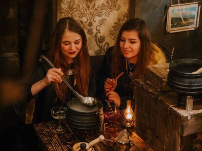 Dos clientes de The Cauldron, mezclando sus propios cócteles.