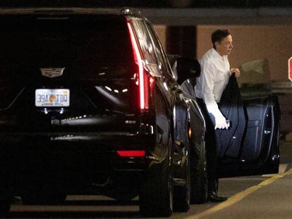 El magnate Elon Musk sale de un coche tras el anuncio de despidos masivos en Twitter.