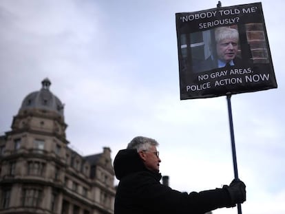 Una manifestante, durante las protestas para exigir la dimisión de Johnson. 