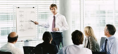 Grupo de directivos recibiendo formación.