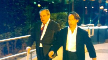 El empresario de la 'jet set' Adrián de la Joya, junto a su abogado a la salida de la Audiencia.