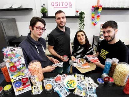 De izquierda a derecha, Adrián Alonso, Julen Costa, Tamar Gigolashvili y Pablo López, miembros de la 'start-up' vasca de gominolas Ositos&Co.