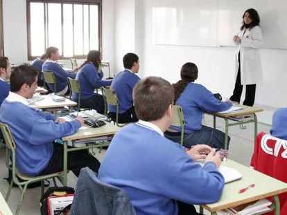 Una profesora imparte clase en un centro de enseñanza secundaria.