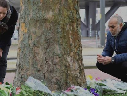 Dos personas dejan flores este martes en el lugar del tiroteo de Utrecht. En vídeo, El principal sospechoso del atentado de Utrecht ha pasado la noche detenido.