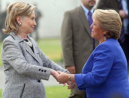 La secretaria de Estado, Hillary Clinton, saluda a la presidenta chilena, Michelle Bachelet, a su llegada a Santiago