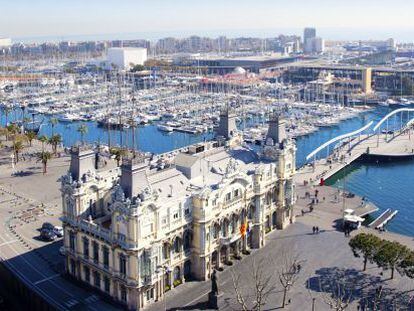 Vista del puerto de Barcelona desde la estatua de Col&oacute;n.