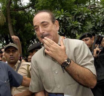 El ministro indio de Sanidad, Ghulam Nabi Azad, al abandonar su residencia hoy en Nueva Delhi