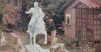 Viladomat acabant l'escultura eqüestre en una imatge que es pot veure a l'exposició del Born.