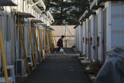 Una mujer camina en un complejo de residencias temporales en Miyakoji, Tamura (prefectura de Fukushima), el 1 de abril de 2014.