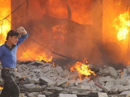 Un hombre junto a un edificio bombardeado en Alepo. 