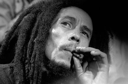 Bob Marley, en una entrevista fumando marihuana tras un concierto en el The Fox Theater.