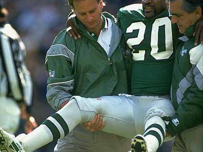 Andre Waters, cuando jugaba en la NFL, retirado por sus compañeros tras caer lesionado en un partido.