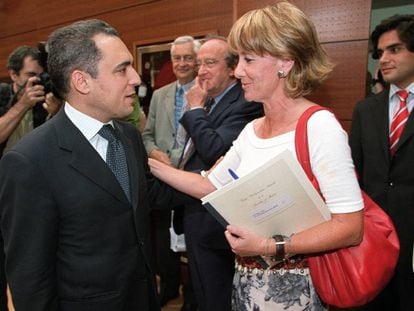 Rafael Simancas y Esperanza Aguirre, en la Asamblea de Madrid en junio de 2003.