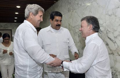 Fotografía cedida por la Presidencia de Colombia del mandatario Juan Manuel Santos (d) reunido con el secretario de Estado de Estados Unidos, John Kerry (i), y el presidente de Venezuela, Nicolás Maduro (c).