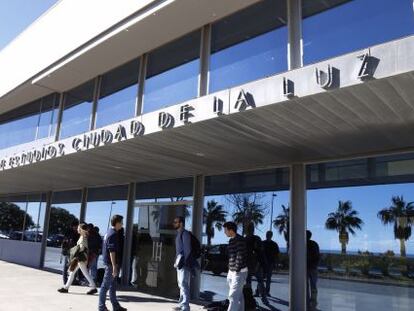 Alumnos en la puerta de la escuela de cine Ciudad de la Luz.