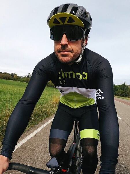 Fernando Alonso, en bicicleta, en una imagen de su cuenta de Instagram.